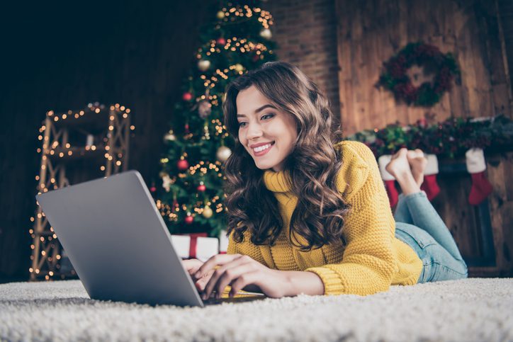Žena nakupuje po Vianociach a vidí online reklamy