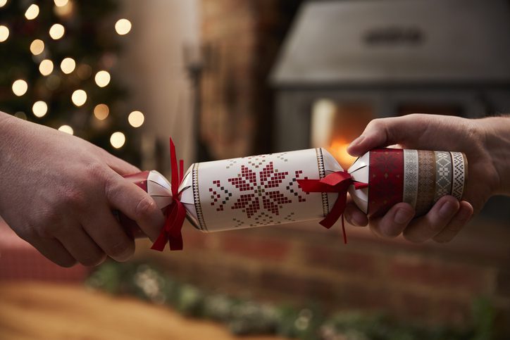 Christmas cracker vyzerá ako obrovská salonka a skrýva malý darček.